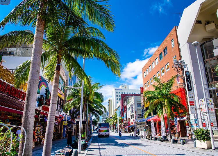 The picturesque Kokusai-dori Street in central Naha (Photo: PIXTA)