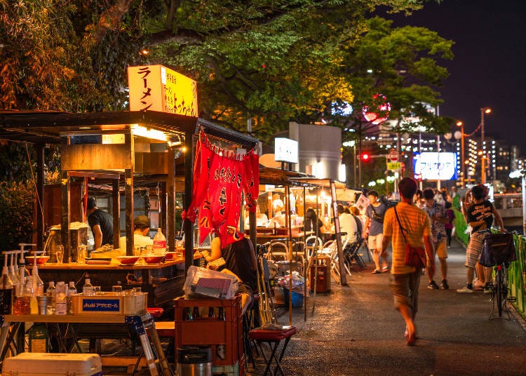 Fukuoka is famous for its lively night market, filled with food stalls (Photo: PIXTA)
