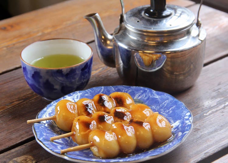 이미지) 달콤한 시럽을 뿌린 ‘구운 경단’, 1접시에 3꼬치(450엔)