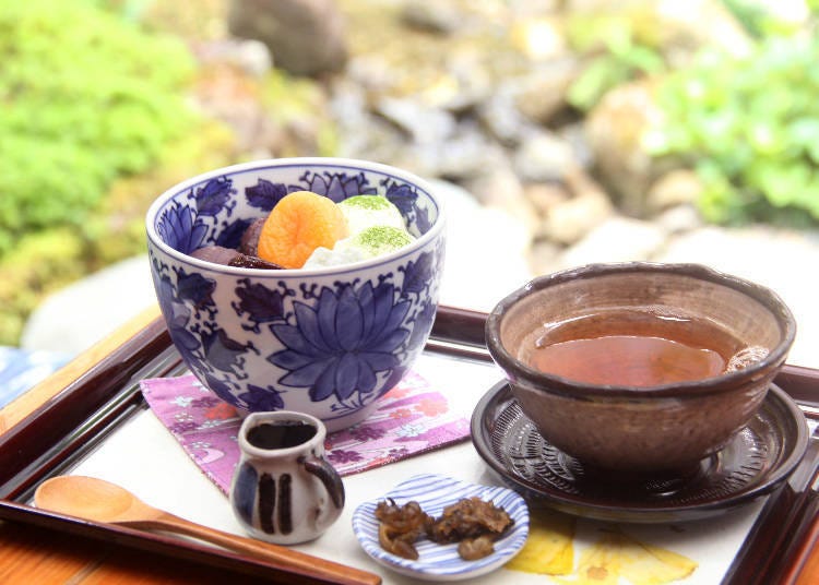 冰淇淋红豆蜜(800日元)，里头有选用日本国产洋菜制作的寒天、红豆馅及冰淇淋等佐料。
