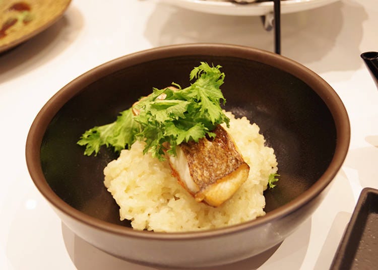 用各種貝類熬製出來的湯汁製作的「茶泡飯式」的鮮魚燉飯1,380日圓（未稅價）※限晚餐時段提供
