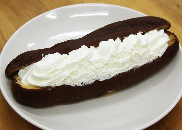 Double Cream Eclair (158 yen, tax included)