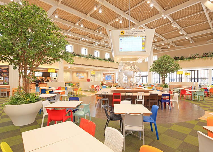 Flight information is conveniently displayed for travelers (Photo courtesy of Mitsubishi Estate Simon Co., Ltd.)