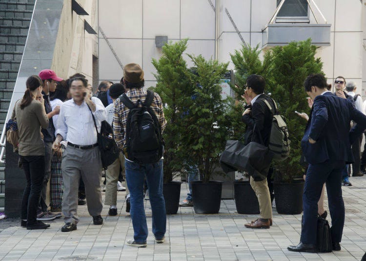 照片为新宿车站南口的吸烟区