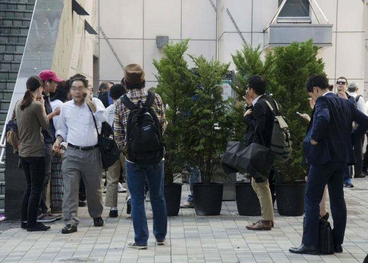 照片為新宿車站南口的吸菸區