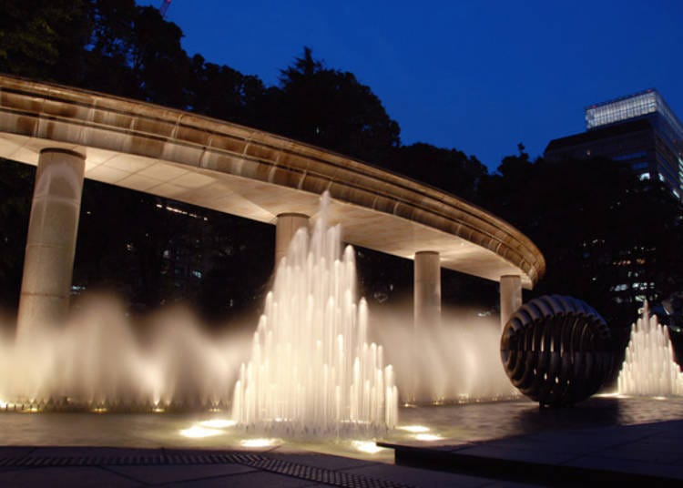 以夜晚亮灯的大喷水池美景为伴，悠闲地漫步于喷水公园