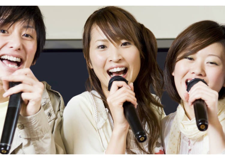 九、和日本朋友唱卡拉ok时，别人在唱歌时要扮演好听众的角色，不要光聊天或吃东西，忽视唱歌的人