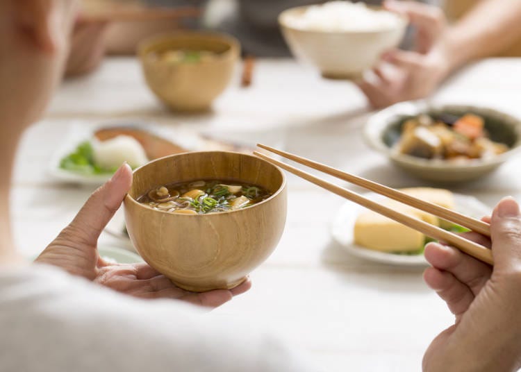 六、吃飯或喝湯時要把碗端在胸前，喝湯時不發出聲音