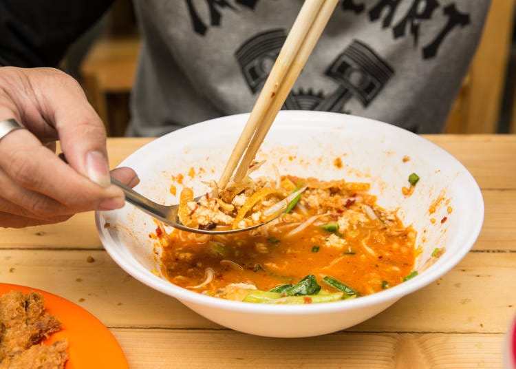 七、吃飯時不要一手用筷子夾菜吃，另一手用湯匙喝湯。