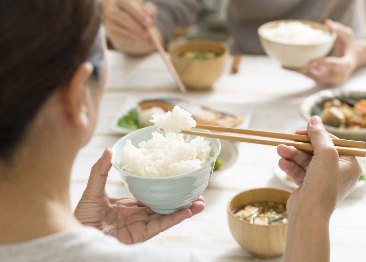 2. Pick up the rice bowl or soup bowl and eat from it while holding it