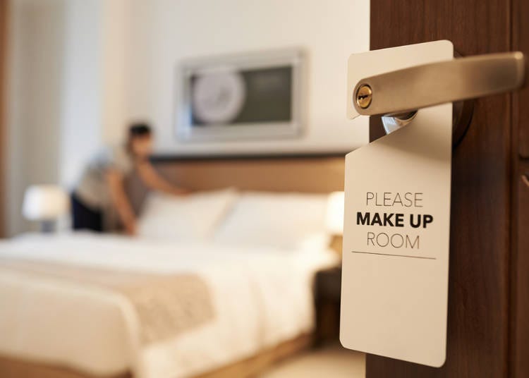 8)隔天早上想請飯店清理房間的話怎麼辦？