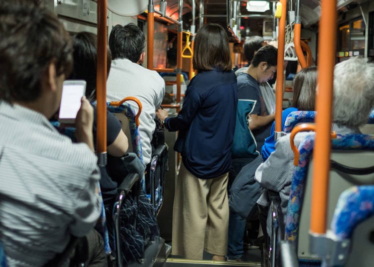 5)在公車行走時可以自由走動嗎?