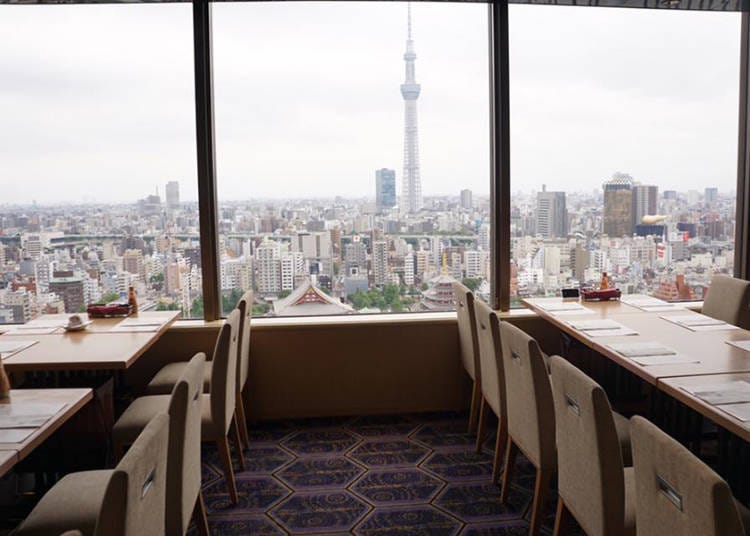 从26楼眺望，一览东京美景！能欣赏到现场烹调，品尝到日式、西式、中式佳肴的自助餐厅