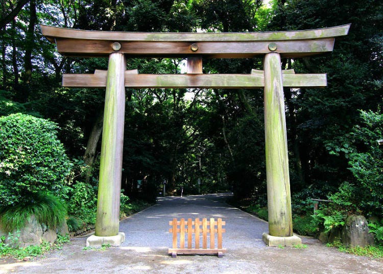 1. Japanese Shrine Visit Basics: What Clothes to Wear, When to Go, Which Entrance to Take