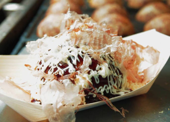 超特大たこ焼きが外国人観光客に大ウケ 噂の ばくだん焼本舗 に行ってみた Live Japan 日本の旅行 観光 体験ガイド