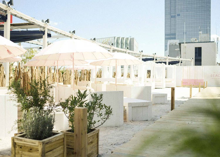 「ルミネエスト新宿」15トンの白砂にピンクパラソルが映えるビーチカフェ！