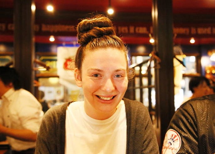 ハーフ芸人アントニーが検証 外国人と飲み屋ですぐ友達になれる方法を試してみたら コレは使える Live Japan 日本 の旅行 観光 体験ガイド