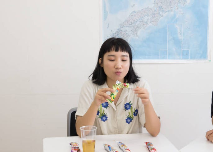 駄菓子の王様 うまい棒 を外国人が食べ比べ 外国人が選ぶ人気no 1は Live Japan 日本の旅行 観光 体験ガイド
