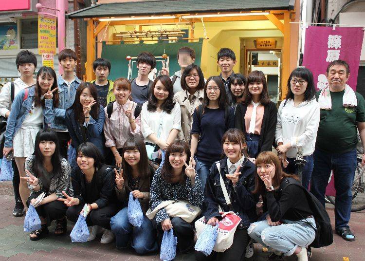 Taking a commemorative photo with Mr. Shinohara in front of the shop.