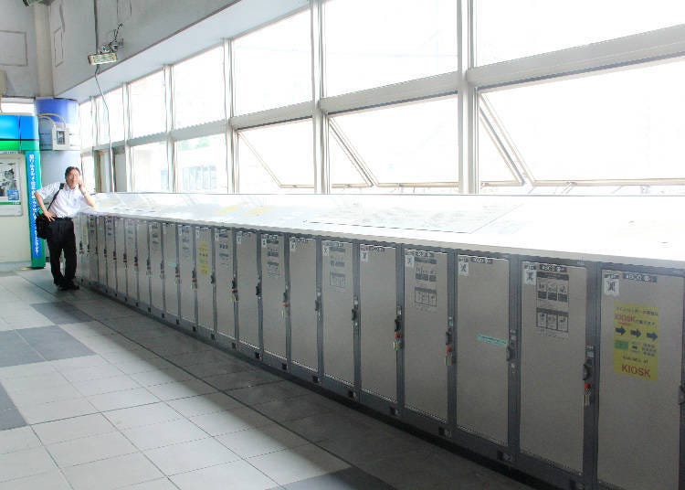 Coin lockers neatly line up on the side of the wide connection passage. Large-sized lockers are abundantly available.