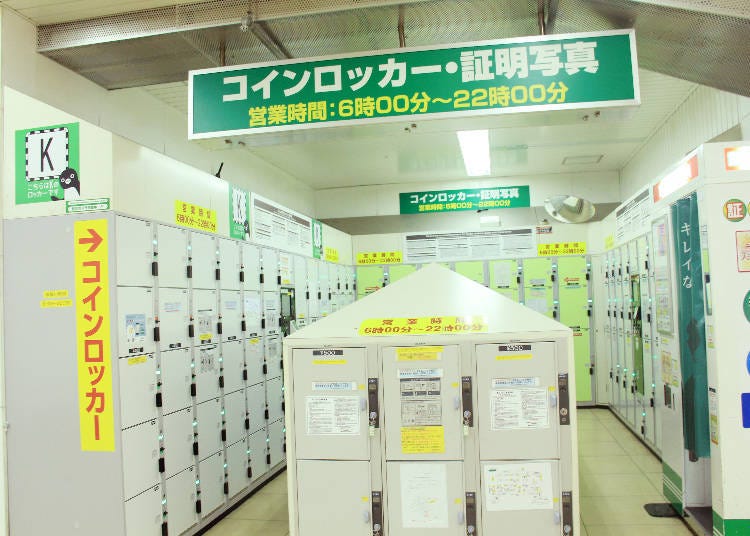 東口へ出る階段の裏側に回るとコインロッカースペースがある