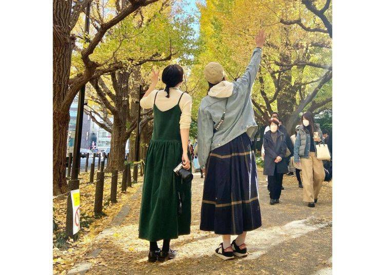 Ginkgo leaf viewing in stylish green and white ensembles—capturing the beauty of the season (Photo from "Ms. Mentaiko's Life and Travel Diary" Facebook page)