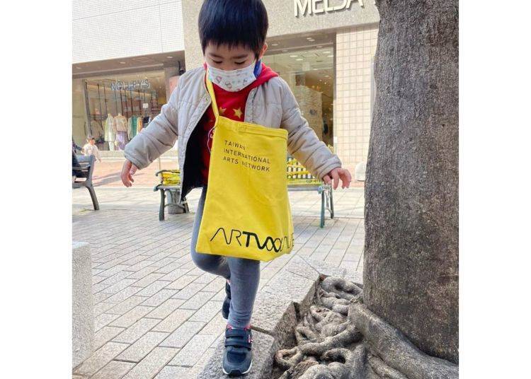 The combination of a hooded T-shirt and a lightweight down jacket is a stylish choice (Photo from "Ms.  Mentaiko's Life and Travel Diary" Facebook page)