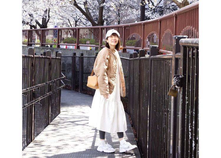 봄과 가을의 선선한 날씨에 멘타이코 씨가 즐겨 입는 코디: 가볍고 따뜻한 다운재킷에 이너 레깅스를 매치 （사진 출처: 「Ms. Mentaiko's Life and Travel Diary」Facebook 페이지）