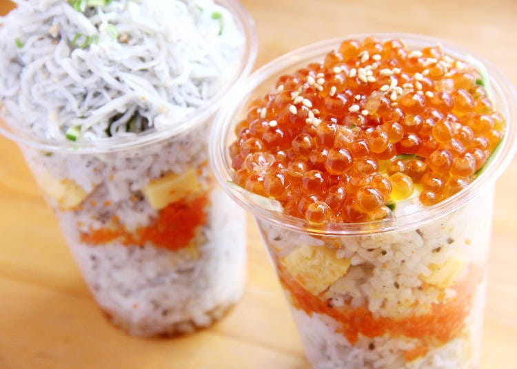 Straight-from-the-pot young sardines (shirasu) and salmon roe (ikura) sushi in a cup! Both shirasu (left) and ikura (right) can be had for 810 yen.