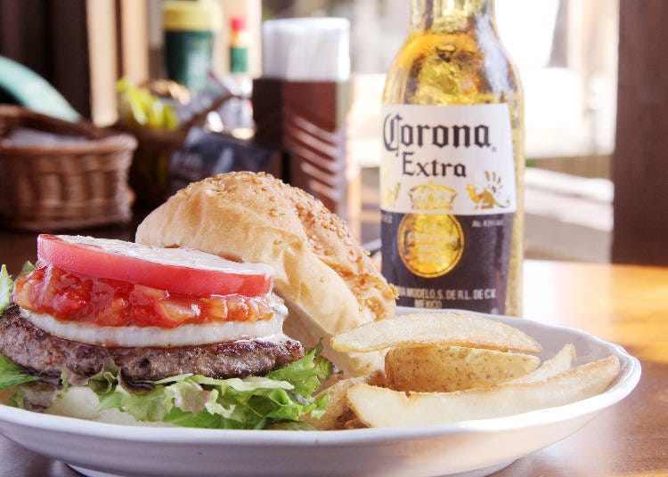 The classic burger for 1,190 yen (or 1,430 yen in a set with potatoes and a drink), Corona beer for 650 yen.