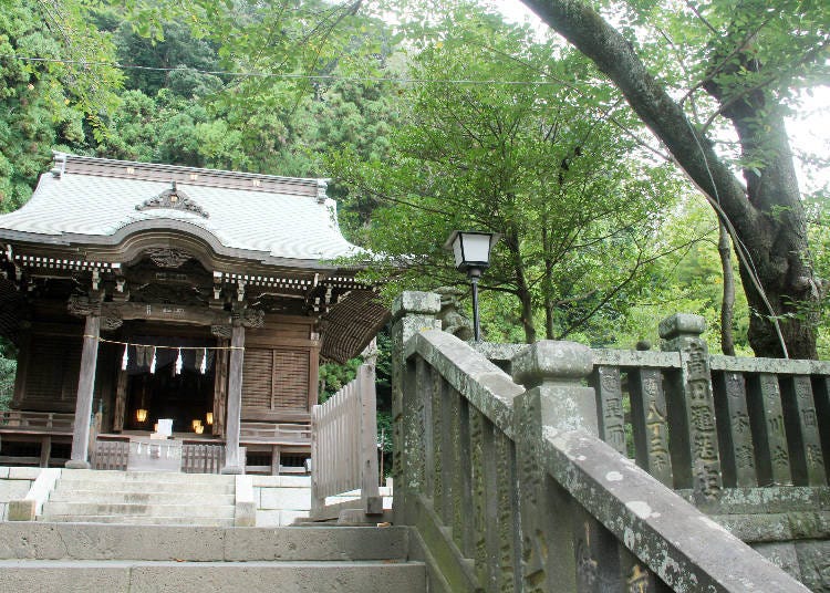 SPOT 1: 鳥居の前を江ノ電が走り抜ける「御霊神社」