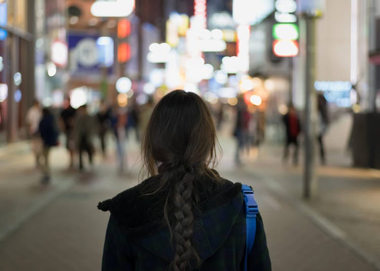 2.夜道を酔っぱらった女性が一人で歩ける!服を着てても着てないのと一緒!!