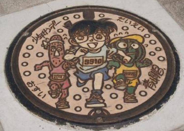 大人気の『名探偵コナン』のマンホール。作者の出身地、島根県北栄町にあり名産の山芋、スイカも描かれている