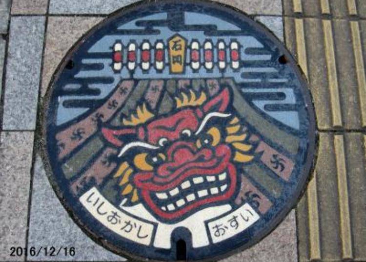 A manhole cover in Ishioka City, Ibaraki Prefecture featuring the Ishioka Festival, one of the three major festivals in Kanto