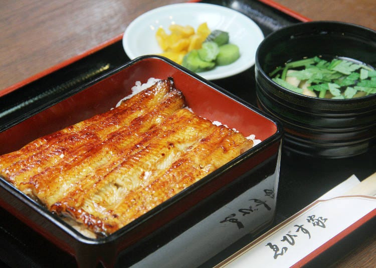 Una-ju for 2,800 yen (including “kimosui,” eel-lover soup)