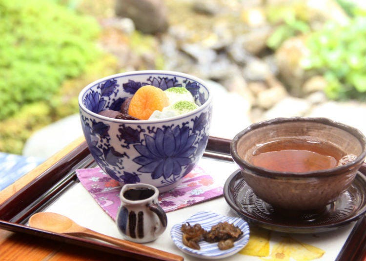 “Shiratama azuki” - a dessert of mochi rice cakes and sweet red beans (800 yen)