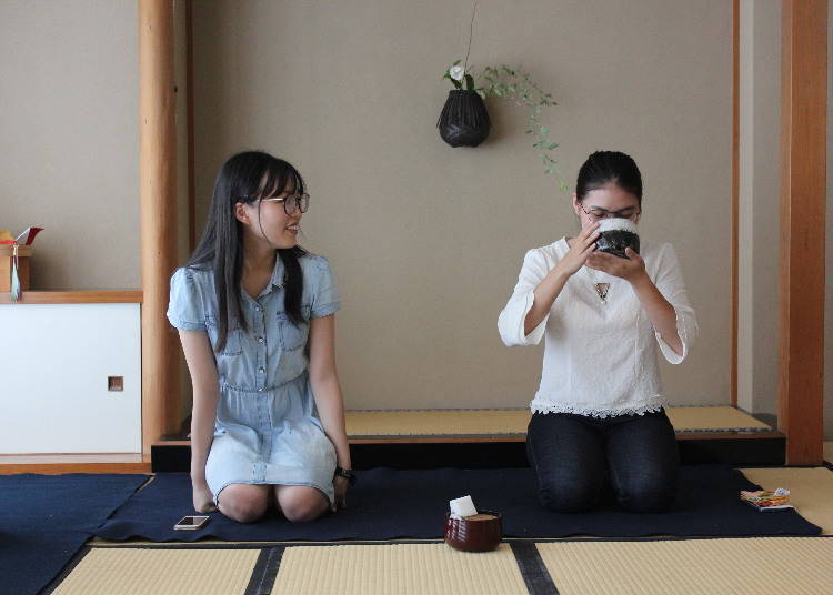 Behind the two is a Gion Mamori flower that bloomed this morning. The tea room received it from Kyoto's Yasaka Shrine.