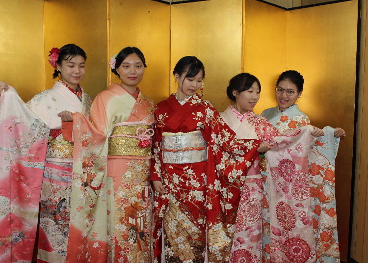 The long-sleeved 'furisode' is a kimono worn by unmarried women.