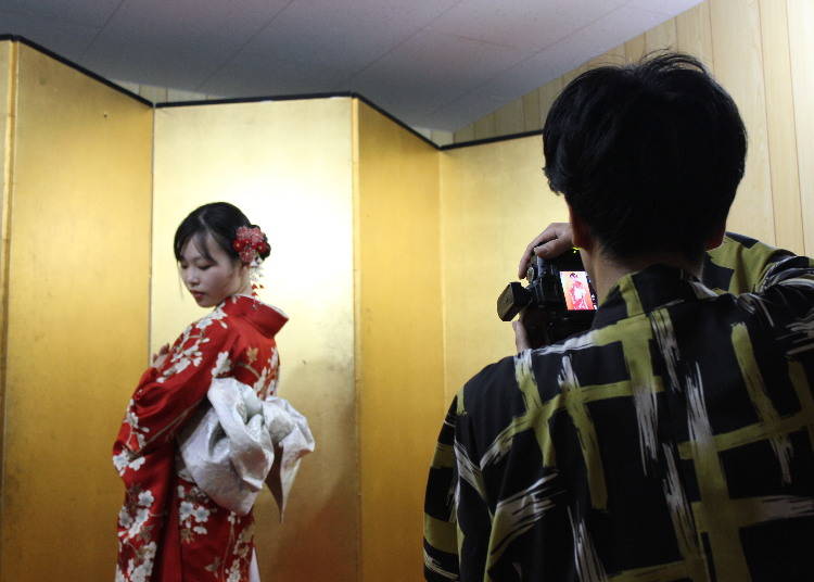 日本画の有名な美人画「見返り美人」のポーズ。芸術的な形に結んでもらった帯も写真に収めます
