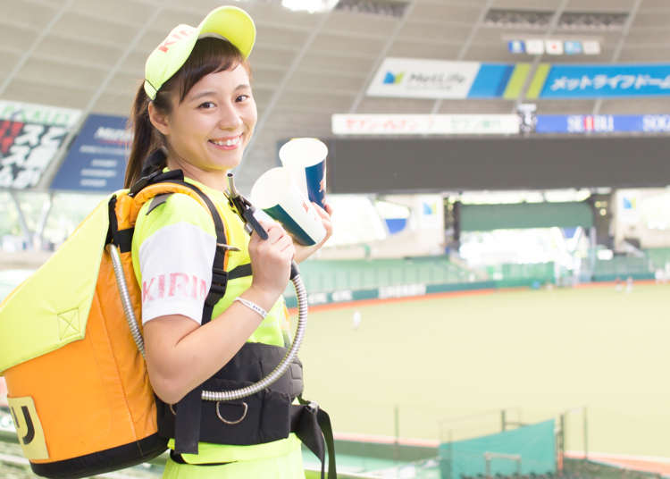 日本棒球場的粉紅焦點！除了甜美笑容還要好體力的啤酒妹