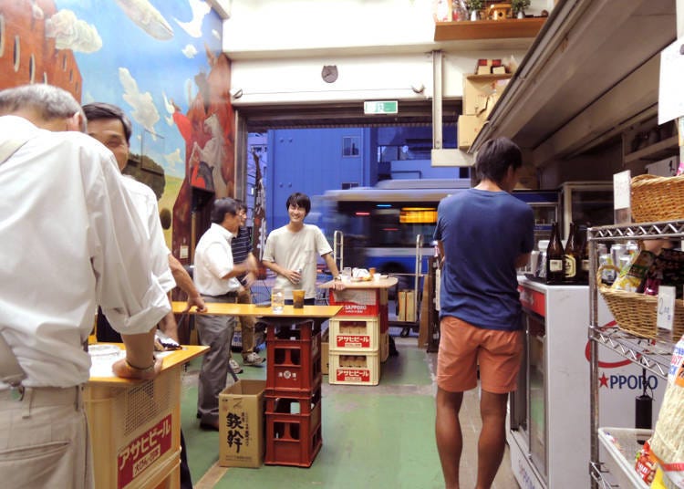 1. Ueno Yorozuya Shuho: Try the Fun Custom of “Kaku-Uchi” - Drinking at a Liquor Store!