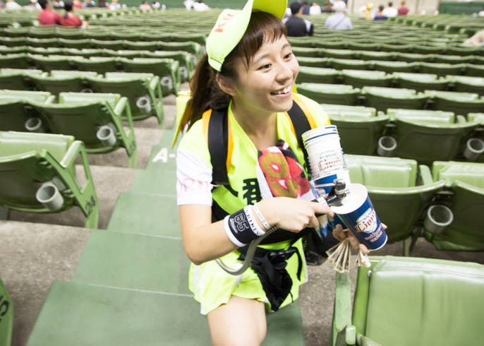 野球観戦といえば 西武ドームの美人ビール売り子に聞いた6つの売りテクニックと裏事情 Live Japan 日本の旅行 観光 体験ガイド