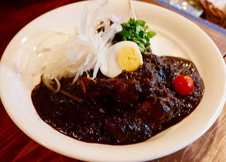 Black curry for 900 yen (tax excluded)