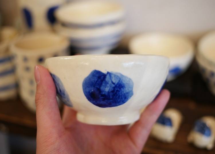 手工捏製藍釉陶碗 / 1800 日圓
