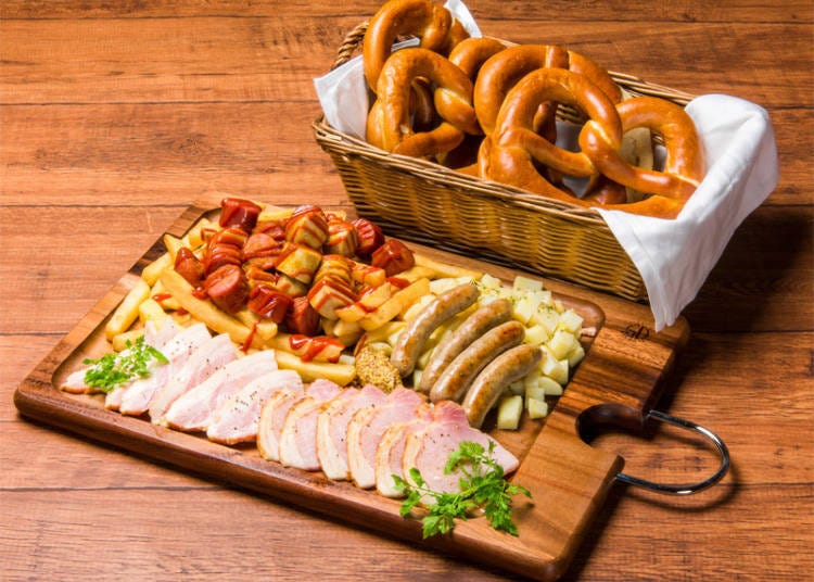The Oktoberfest Plate (comes with 2 hours of all-you-can-drink) for 4,000 yen (tax included)