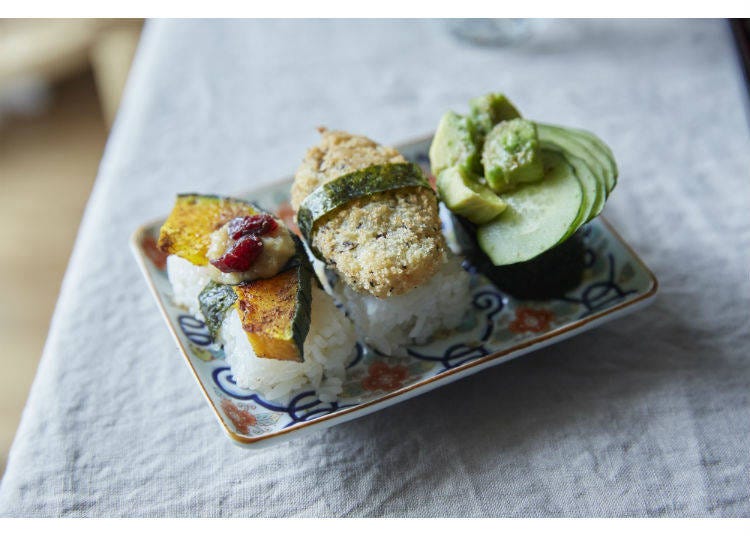 左からカボチャ、豆腐唐揚げ、アボカドを使った3種の握り寿司