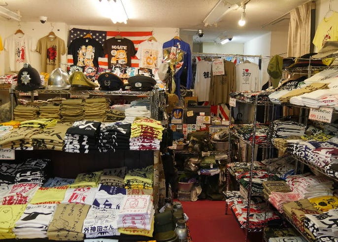 秋葉原 おもしろ日本語tシャツ の老舗で外国人がお土産に買っていく人気商品はこれだ Live Japan 日本の旅行 観光 体験ガイド