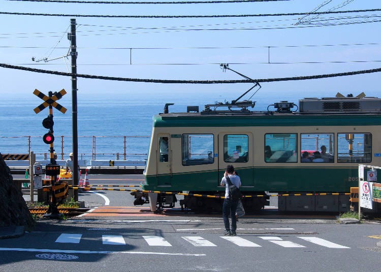 Kamakurakokmae crossing where the Enoden passes in front of the ocean view