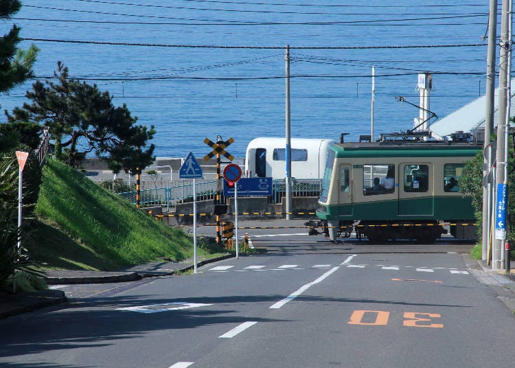 Enoden railroad crossing at Shichiko-dori