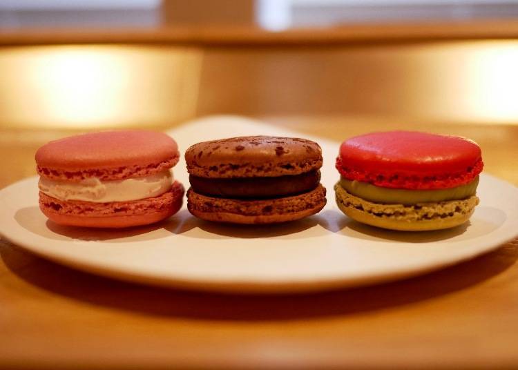 Left to right: Rose Macaron (マカロン アンフィニ マンローズ), Chocolate Macaron (マカロン ショコラ アメール), Berry and Pistachio Two-color Macaron (マカロン ズーズ ピスターシュ), \302 (tax included)